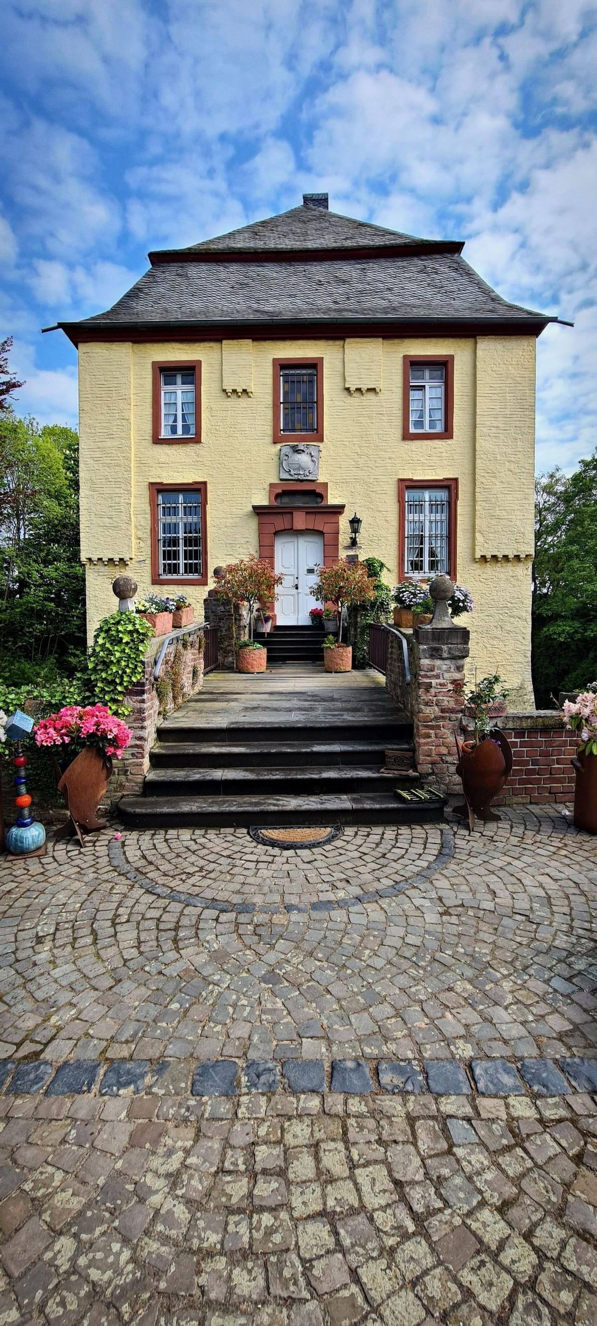 Wasserburg Anstel – historische Wasserburg mit Reitanlage in Rommerskirchen